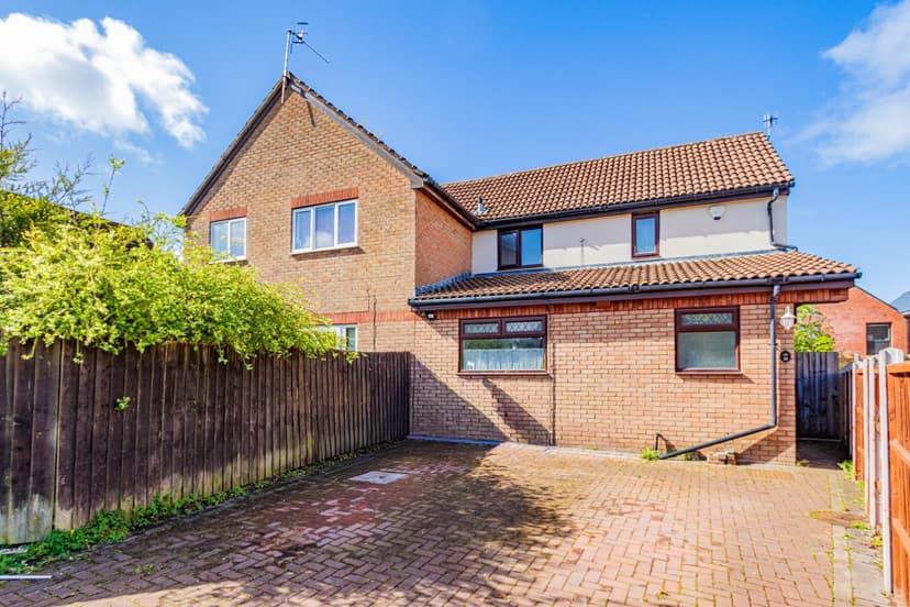 10 Ash Walk - Image 1