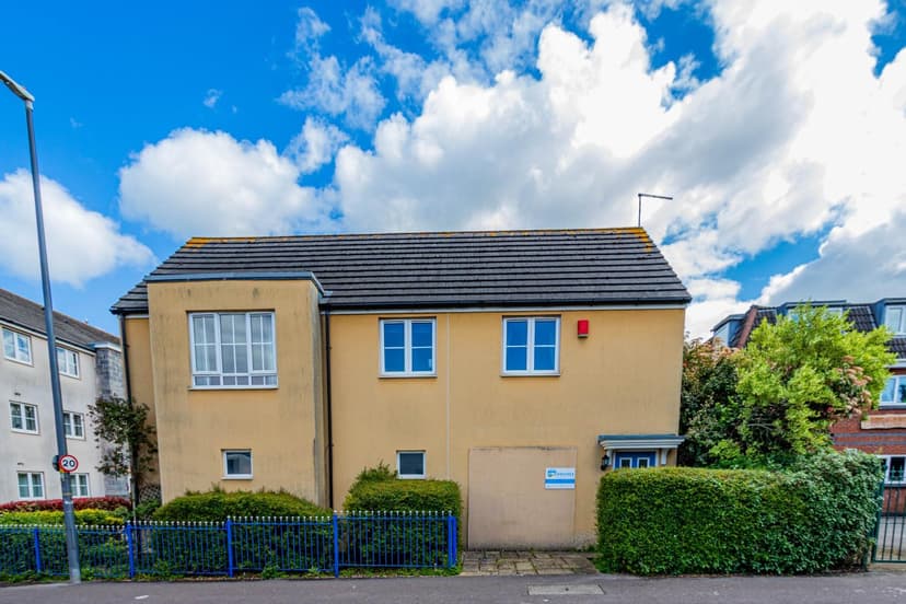 79 College Way - Image 1