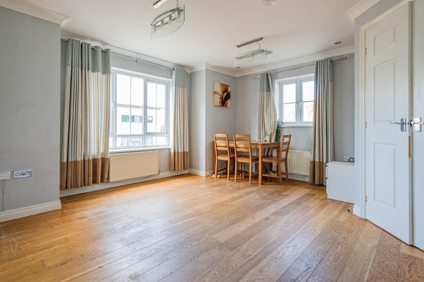 79 College Way - Image 3