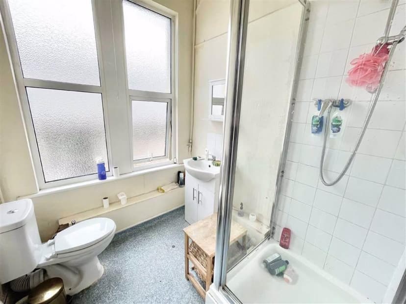 Room 3 43 Gloucester Road North - Image 3