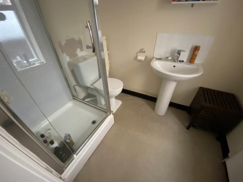 Room 3 43 Gloucester Road North - Image 4