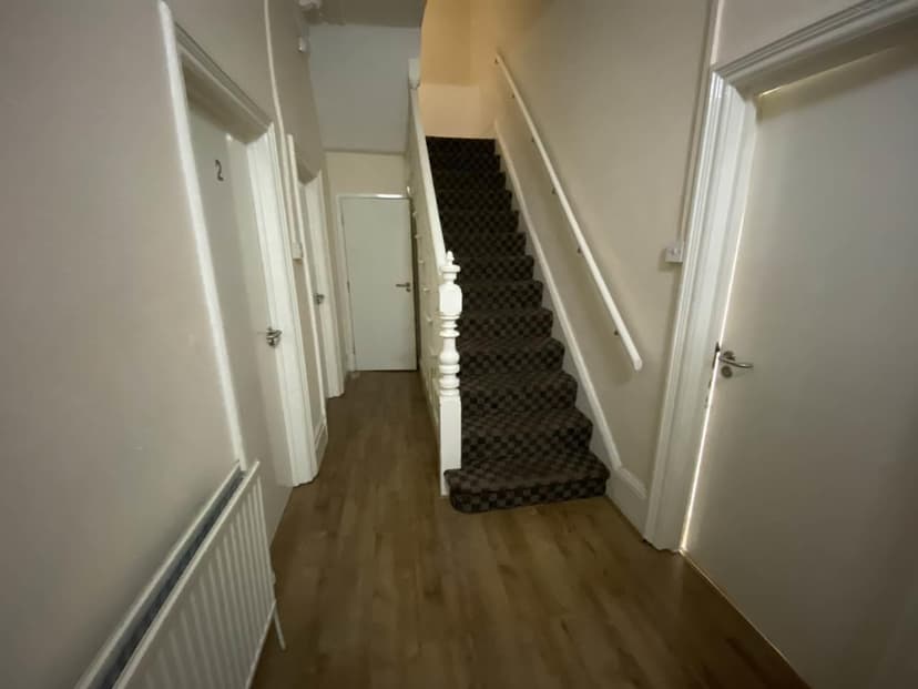 Room 3 43 Gloucester Road North - Image 5