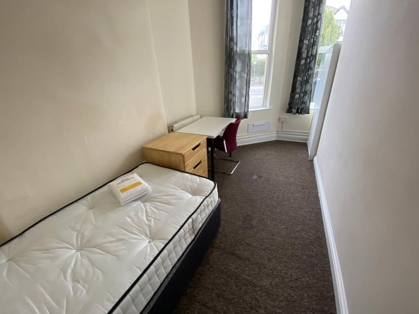 Room 3 43 Gloucester Road North - Image 8