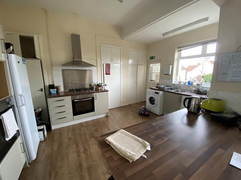 Room 3 43 Gloucester Road North - Image 2