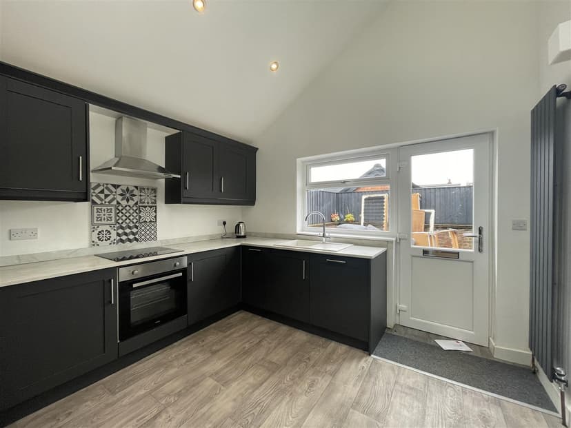 Flat 2, 7 Trevelyan Road - Image 1