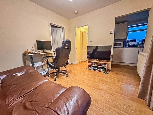 GFF 19 Wades Road - Image 5