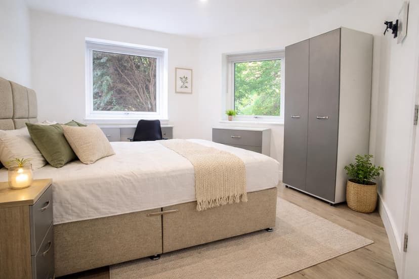 Robin Hood, 1 Queens Road East - Image 1