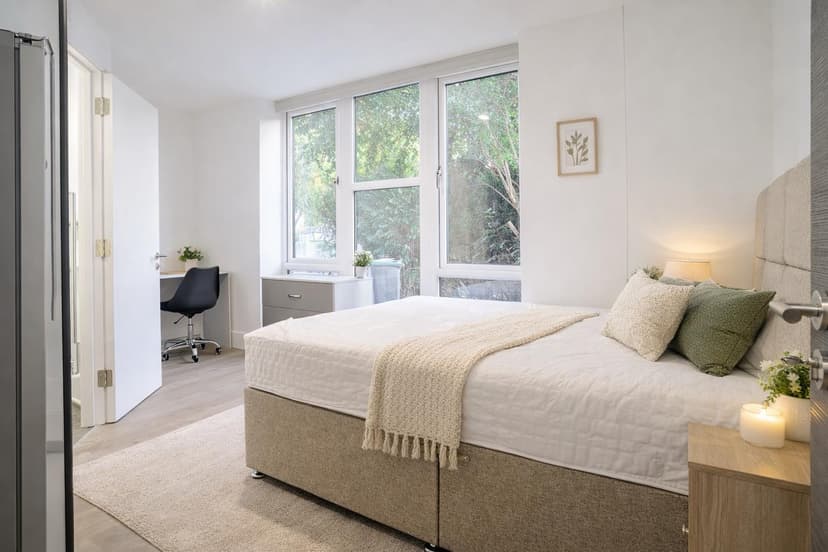 Robin Hood, 1 Queens Road East - Image 3