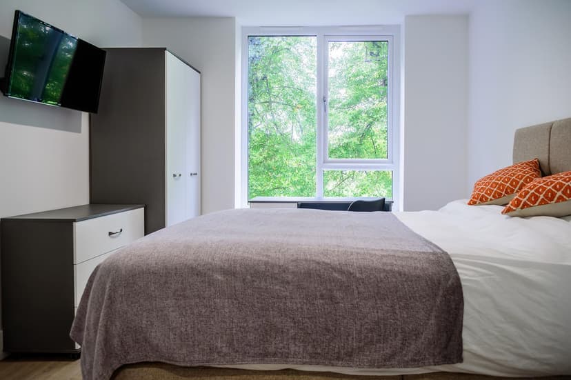 The Cave, 1 Queens Road East - Image 6