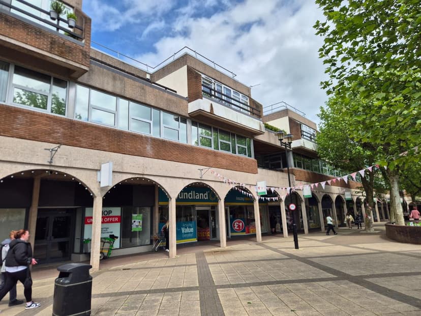 35 Somerset Square - Image 1