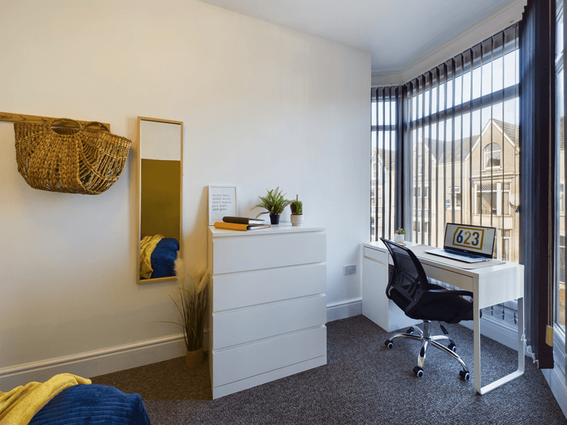 Gwydr Crescent, Uplands, Swansea - Image 9