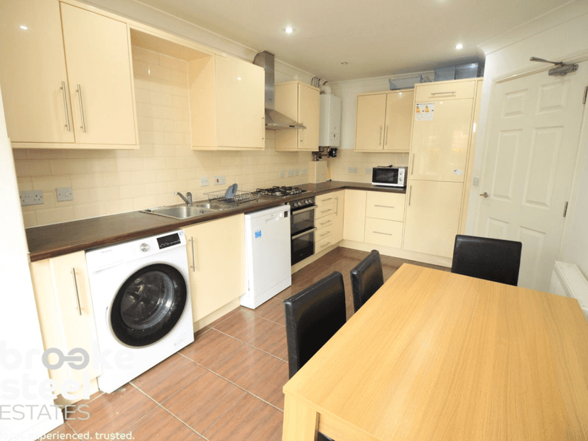 39 Bandy Fields Place, Salford - Image 2