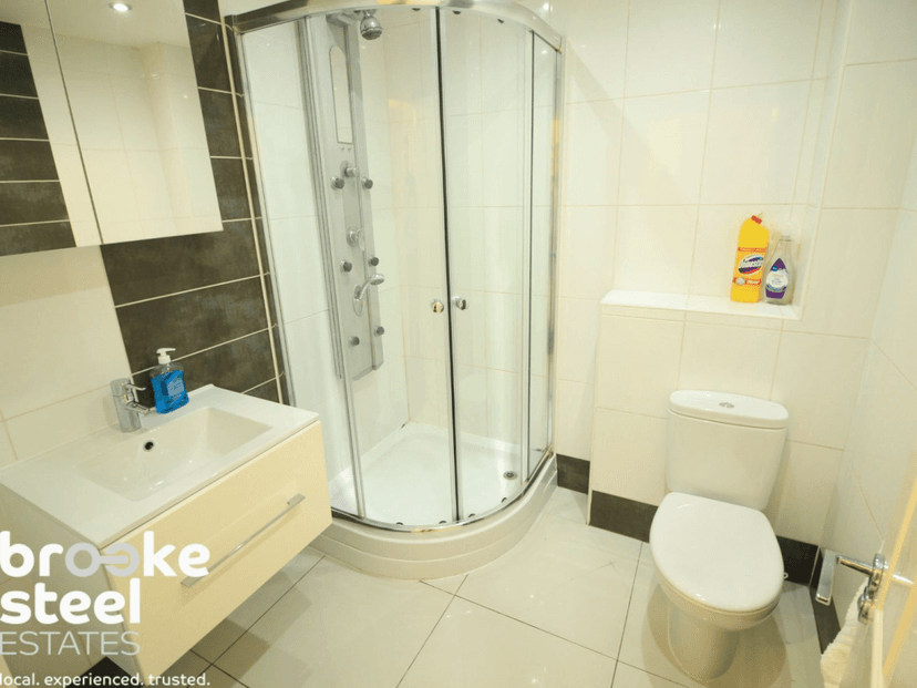 39 Bandy Fields Place, Salford - Image 11