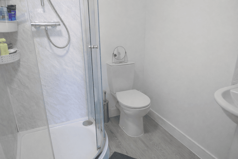 24 Fifth Avenue, Lancing - Image 2