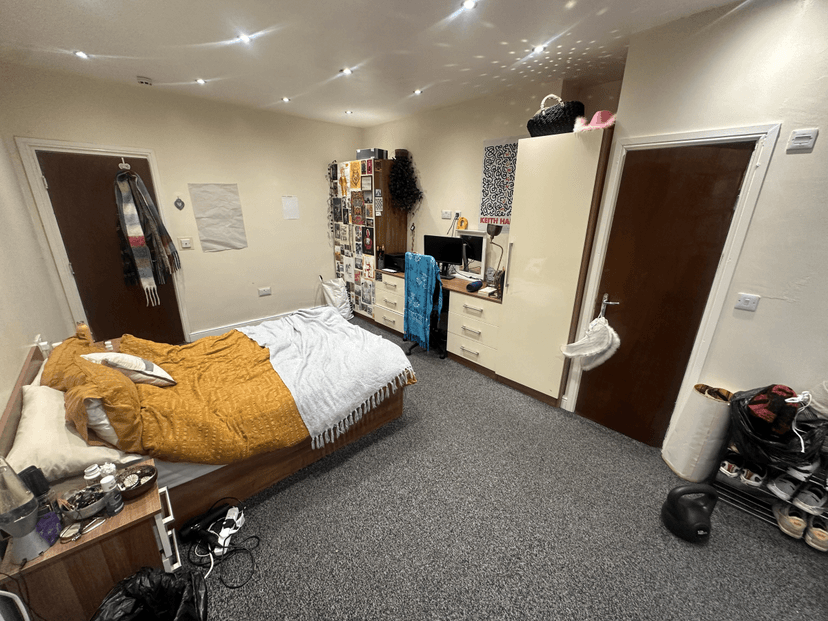 9 EN SUITES 9 BED STUNNER  - Image 2