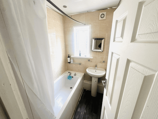 BIG 9 BED PROPERTY IN HEADINGLEY  - Image 12