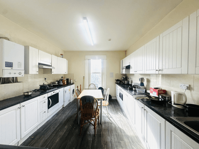 BIG 9 BED PROPERTY IN HEADINGLEY  - Image 4