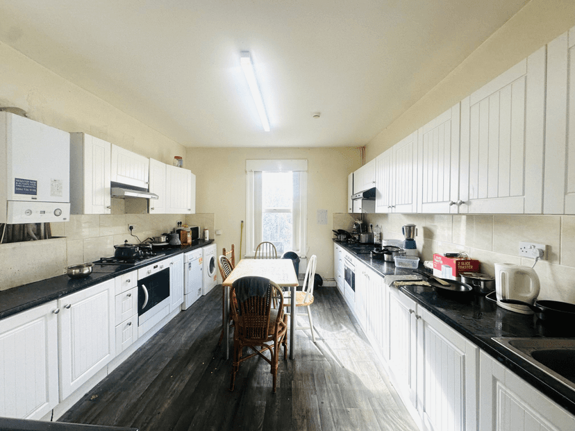 BIG 9 BED PROPERTY IN HEADINGLEY  - Image 4