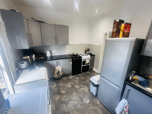 SUPERB 10 BED 2 KITCHENS 4 SHOWERS  - Image 13