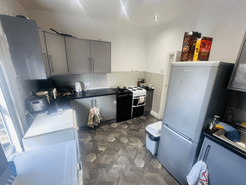 SUPERB 10 BED 2 KITCHENS 4 SHOWERS  - Image 13