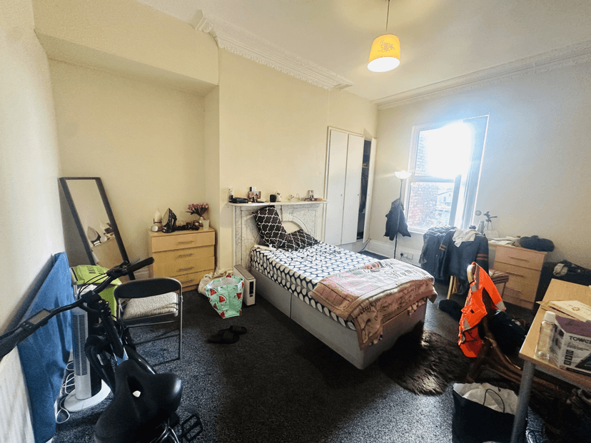 BIG 9 BED PROPERTY IN HEADINGLEY  - Image 13
