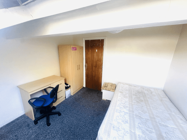 BIG 9 BED PROPERTY IN HEADINGLEY  - Image 7