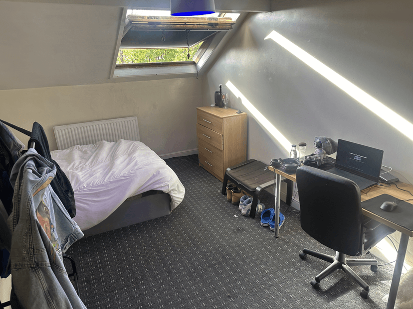 BIG 9 BED PROPERTY IN HEADINGLEY  - Image 8