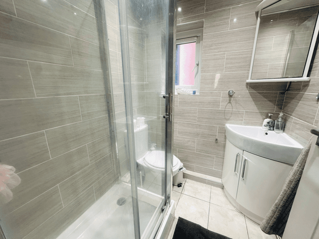 SUPERB 10 BED 2 KITCHENS 4 SHOWERS  - Image 3