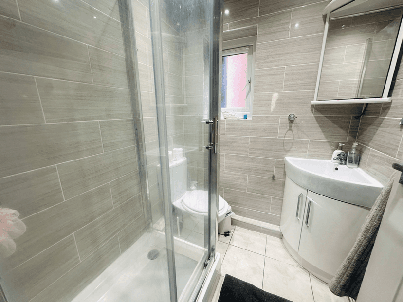 SUPERB 10 BED 2 KITCHENS 4 SHOWERS  - Image 3