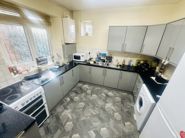 SUPERB 10 BED 2 KITCHENS 4 SHOWERS  - Image 7