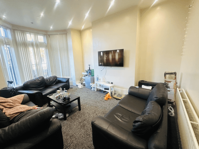 236 Kirkstall Lane, Leeds - Image 17