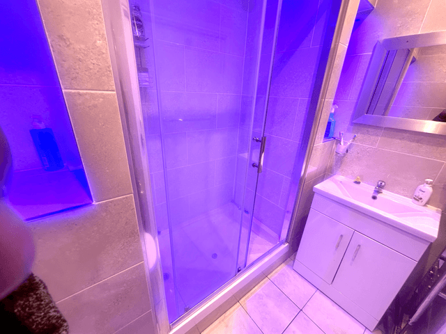 SUPERB 10 BED 2 KITCHENS 4 SHOWERS  - Image 10