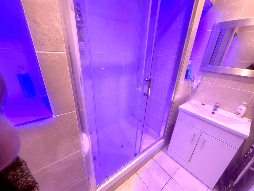 SUPERB 10 BED 2 KITCHENS 4 SHOWERS  - Image 10