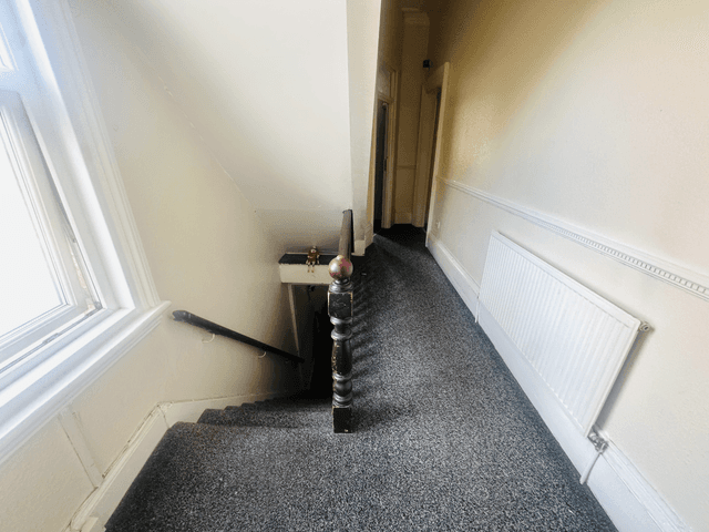 SUPERB 10 BED 2 KITCHENS 4 SHOWERS  - Image 9