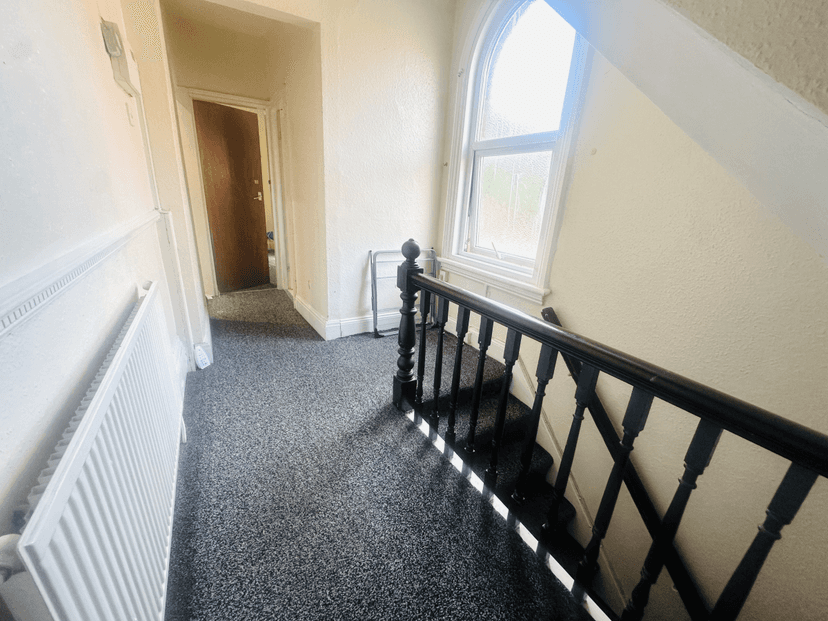 SUPERB 10 BED 2 KITCHENS 4 SHOWERS  - Image 4