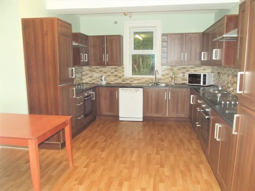 Victoria road - Image 2