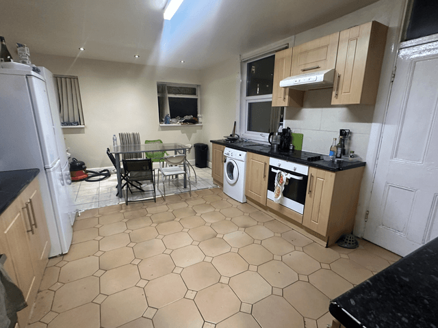 8 BEDROOM BIG PROPERTY  - Image 7