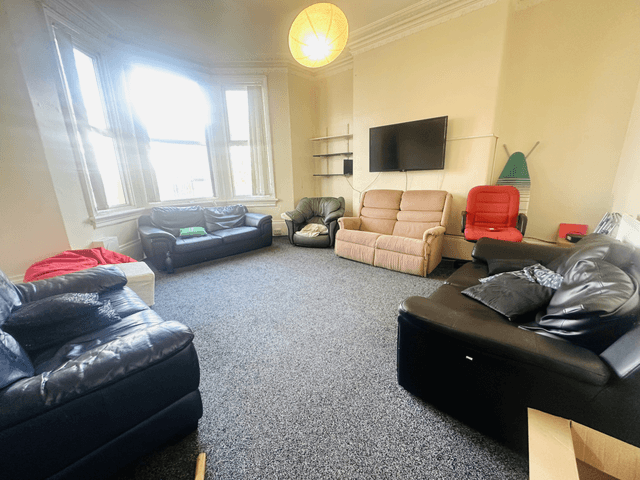 BIG 9 BED PROPERTY IN HEADINGLEY  - Image 3