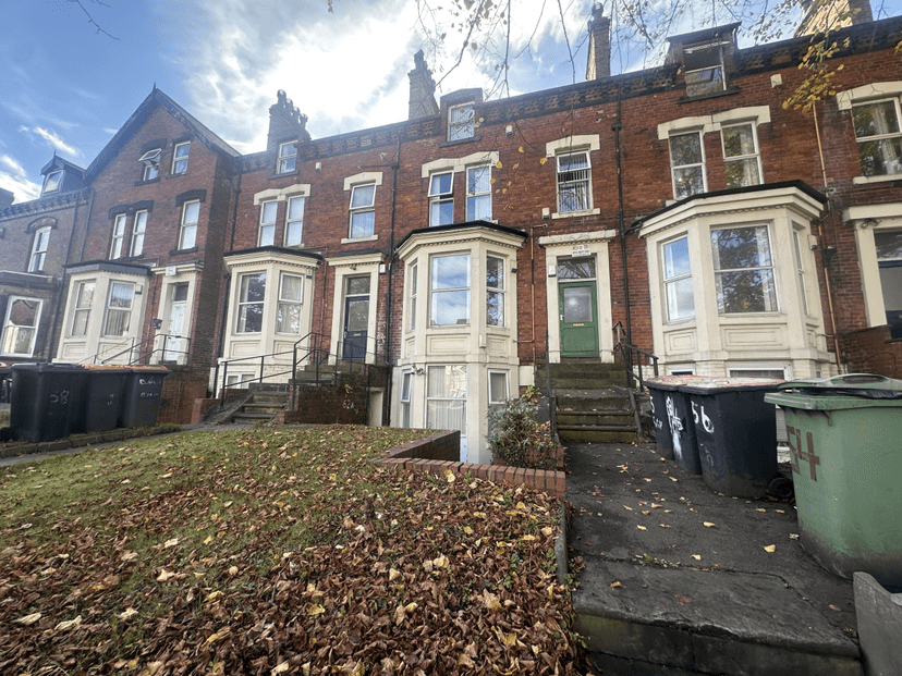 BIG 9 BED PROPERTY IN HEADINGLEY  - Image 14