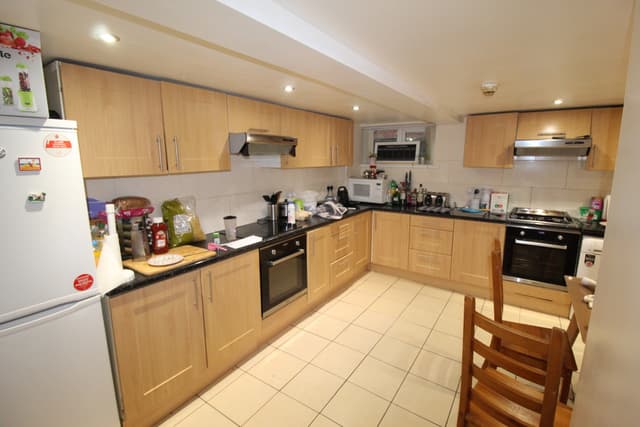 4 Ashwood Terrace, Leeds - Image 2