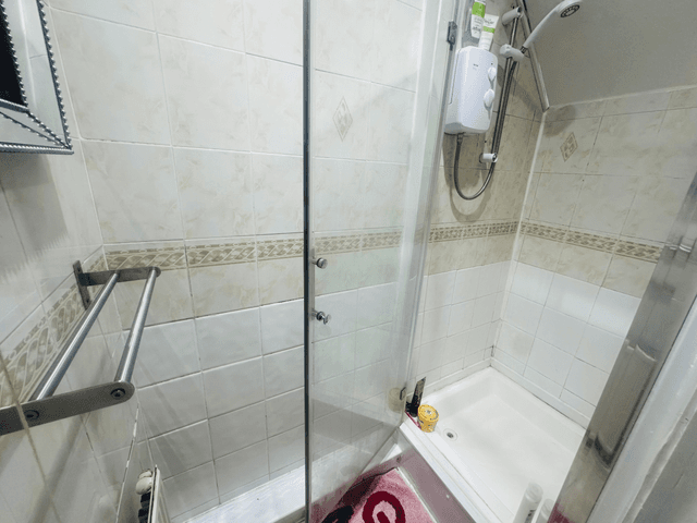 SUPERB 10 BED 2 KITCHENS 4 SHOWERS  - Image 2