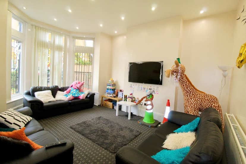 236 Kirkstall Lane, Leeds - Image 10