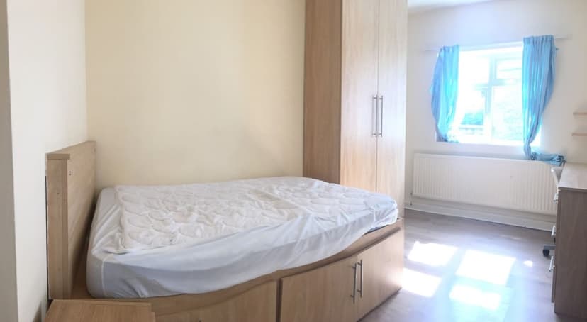 Leeshall Crescent - Image 2