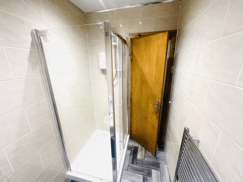 BIG 9 BED PROPERTY IN HEADINGLEY  - Image 10