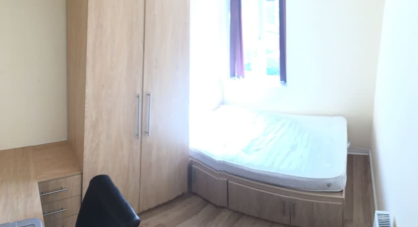 Leeshall Crescent - Image 6