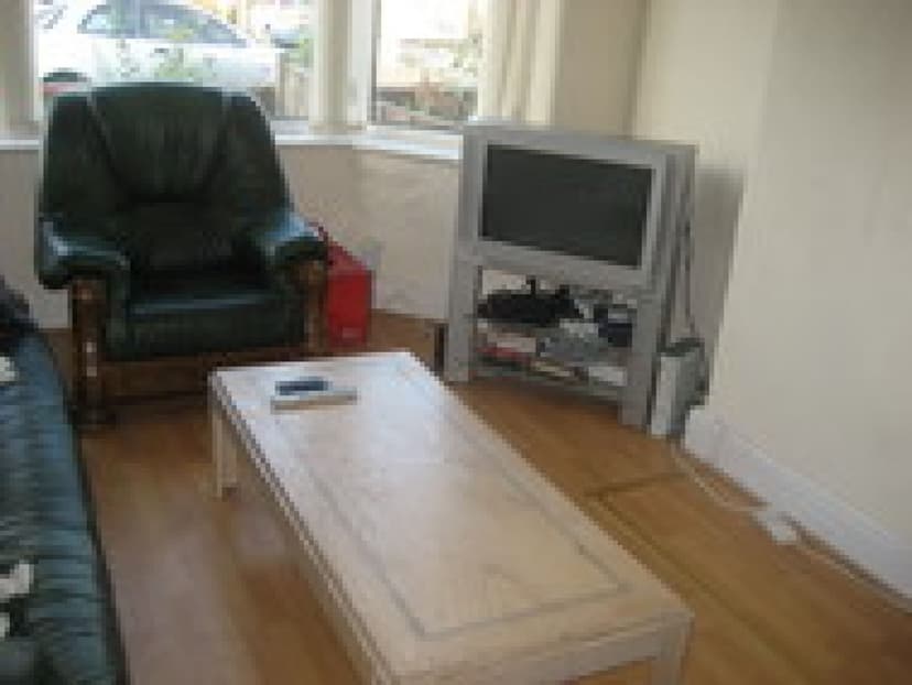 Leeshall Crescent - Image 5