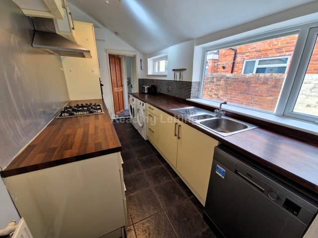 CARNARVON ROAD - Image 4