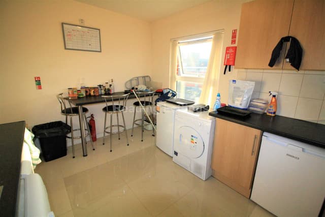 WOKINGHAM ROAD - Image 7