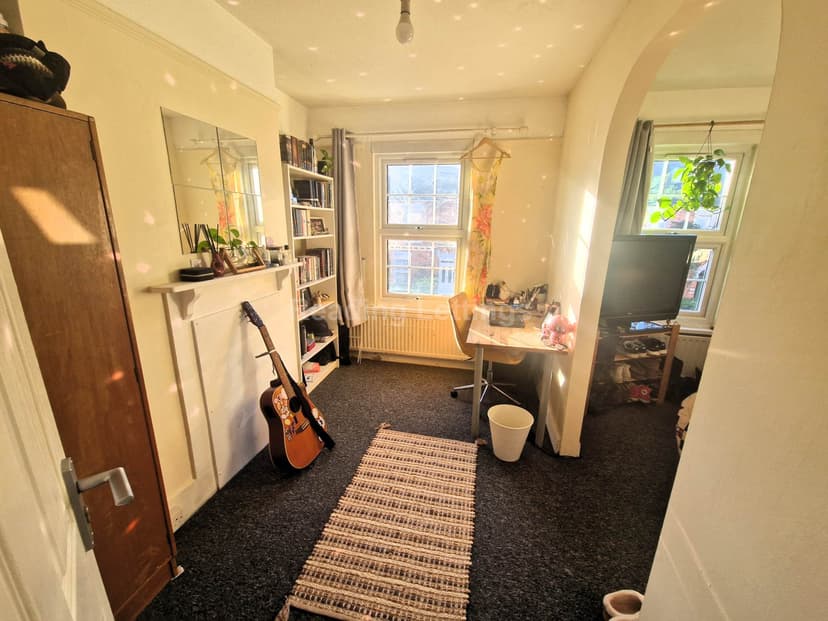 BLENHEIM ROAD - Image 8