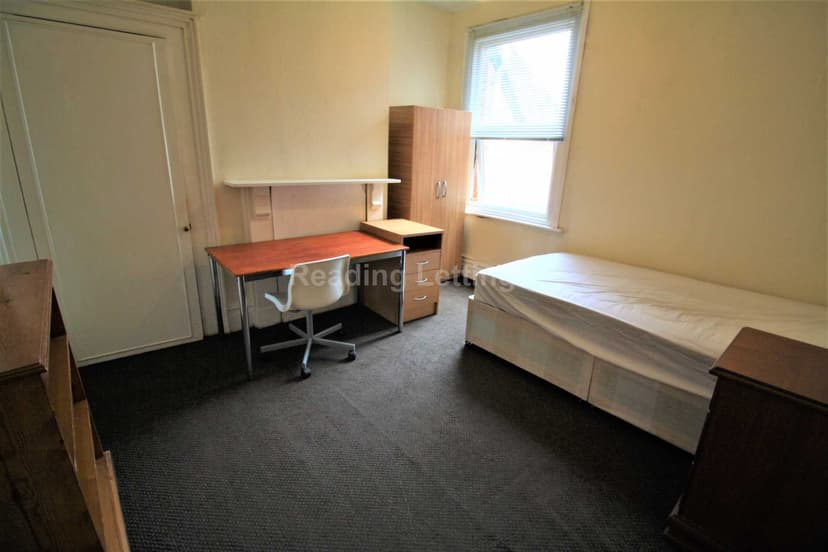 LONDON ROAD - Image 10